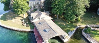 Beautiful 6-bedroom house in serene Alexandria Bay perfect for families