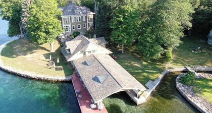 Beautiful 6-bedroom house in serene Alexandria Bay perfect for families