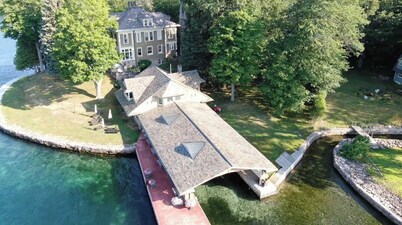 Beautiful 6-bedroom house in serene Alexandria Bay perfect for families