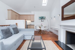 House, Multiple Beds, Kitchen, City View (FS11A (House)) | Living area - Regency Residences - Fitzrovia - by Frankie Says (London)