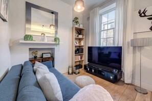 Apartment, 1 Double Bed with Sofa bed, Kitchen, City View (Goodge Place 24, 1) | Living area - The Fox & Found - Fitzrovia - by Frankie (London)