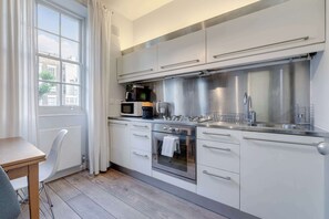 Apartment, 1 Double Bed with Sofa bed, Kitchen, City View (Goodge Place 24, 1) | Private kitchen - The Fox & Found - Fitzrovia - by Frankie (London)