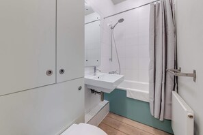 Departamento, 1 cama matrimonial y sofá cama, cocina, vista a la ciudad (Goodge Place 24, 1) | Baño | Toallas 