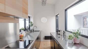 Apartment, Multiple Beds, Kitchen, City View (Long Acre 4) | Private kitchen