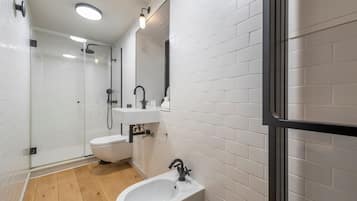 Apartment, Multiple Beds, Kitchen, City View (Long Acre 4) | Bathroom | Towels