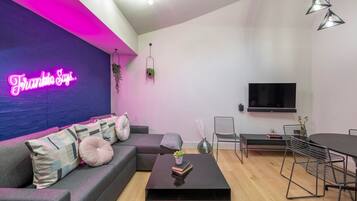 Apartment, Mehrere Betten, Küche, Stadtblick (Long Acre 4) | Wohnbereich