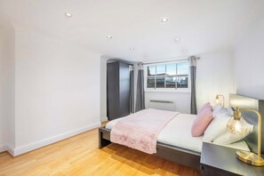 Apartment, 2 Queen Beds, Kitchen, City View (Fitzroy St 39E) | 2 bedrooms, individually decorated, individually furnished, bed sheets - The Fitz - by Frankie (London)