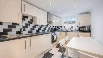 Apartment, 2 Queen Beds, Kitchen, City View (Fitzroy St 39E) | Private kitchen