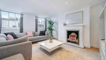 Apartment, 2 Queen Beds, Kitchen, City View (Fitzroy St 39E) | Living area