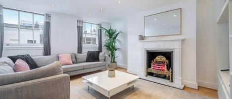 Lejlighed - 2 queensize-senge - køkken - byudsigt (Fitzroy St 39E) | Opholdsområde