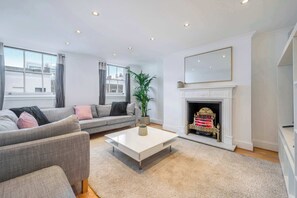 Living area - The Fitz - by Frankie (London)