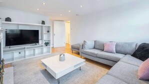 아파트, 퀸사이즈침대 2개, 주방, 시내 전망 (Fitzroy St 39E) | 거실 공간