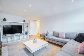 公寓, 2 張加大雙人床, 廚房, 城市景觀 (Fitzroy St 39E) | 起居區