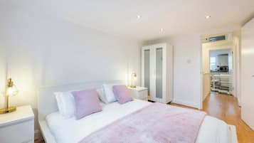 Apartment, 2 Queen Beds, Kitchen, City View (Fitzroy St 39E) | 2 bedrooms, individually decorated, individually furnished, bed sheets