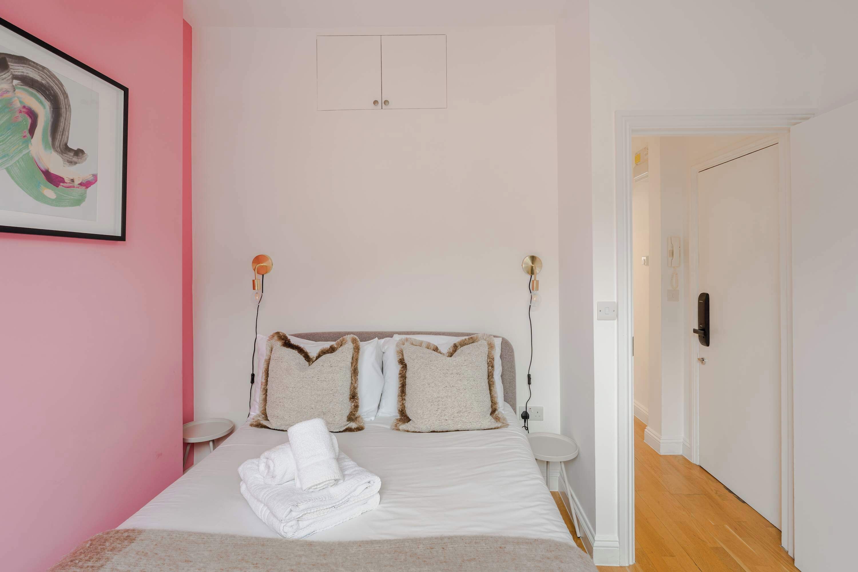 1 bedroom, individually decorated, individually furnished
