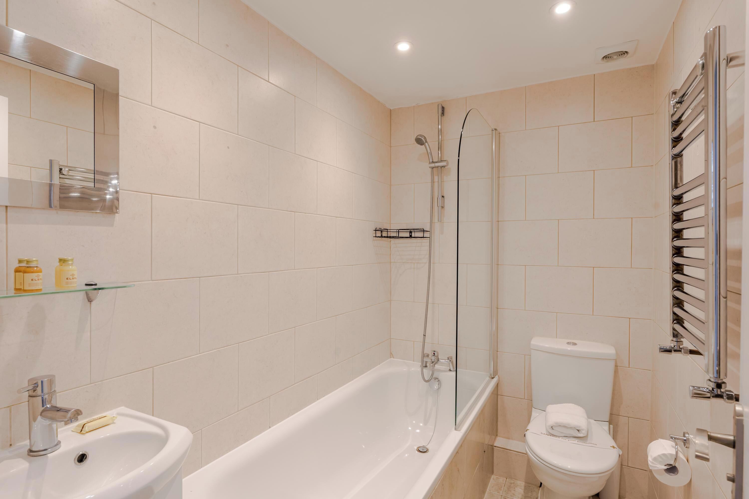 Apartment, 1 Doppelbett und Schlafsofa, Küche, Stadtblick (GTS 1, 59) | Badezimmer | Handtücher