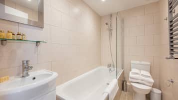 Apartemen, 1 Tempat Tidur Double dengan tempat tidur Sofa, dapur, pemandangan kota (GTS 1, 59) | Kamar mandi | Handuk