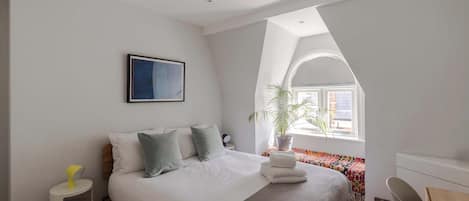 Apartment, 1 King Bed, Kitchen, City View (Hanson St 23, 12) | 1 bedroom, individually decorated, individually furnished, bed sheets