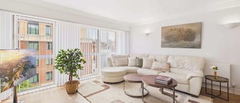 Apartment, 1 Double Bed, Kitchen, City View (Charter House 18) | Living area