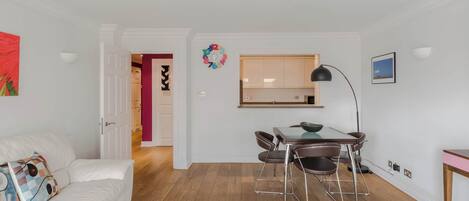 Apartment, 1 Doppelbett, Küche, Stadtblick (Charter House 18) | Wohnbereich