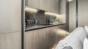 Une cuisine moderne équipée d’une cuisinière intégrée, d’un évier et d’un plan de travail.