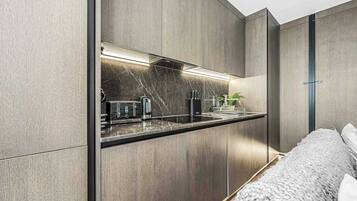 Apartment, Multiple Beds, Kitchen, Garden View (Bateman St 13, 2) | Interior