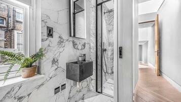Appartement, meerdere bedden, keuken, uitzicht op tuin (Bateman St 13, 2) | Badkamer | Handdoeken