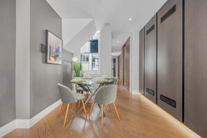 Appartement, 1 kingsize bed met slaapbank, keuken, uitzicht op tuin (Bateman St 13, 1) | 1 slaapkamer, individueel gedecoreerd, individueel gemeubileerd