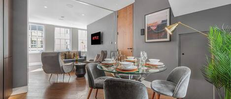 Apartment, 1 King Bed with Sofa bed, Kitchen, Garden View (Bateman St 13, 1) | Dining