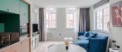 Apartment, 1 King Bed with Sofa bed, Kitchen, City View (Brewer St B) | Living area