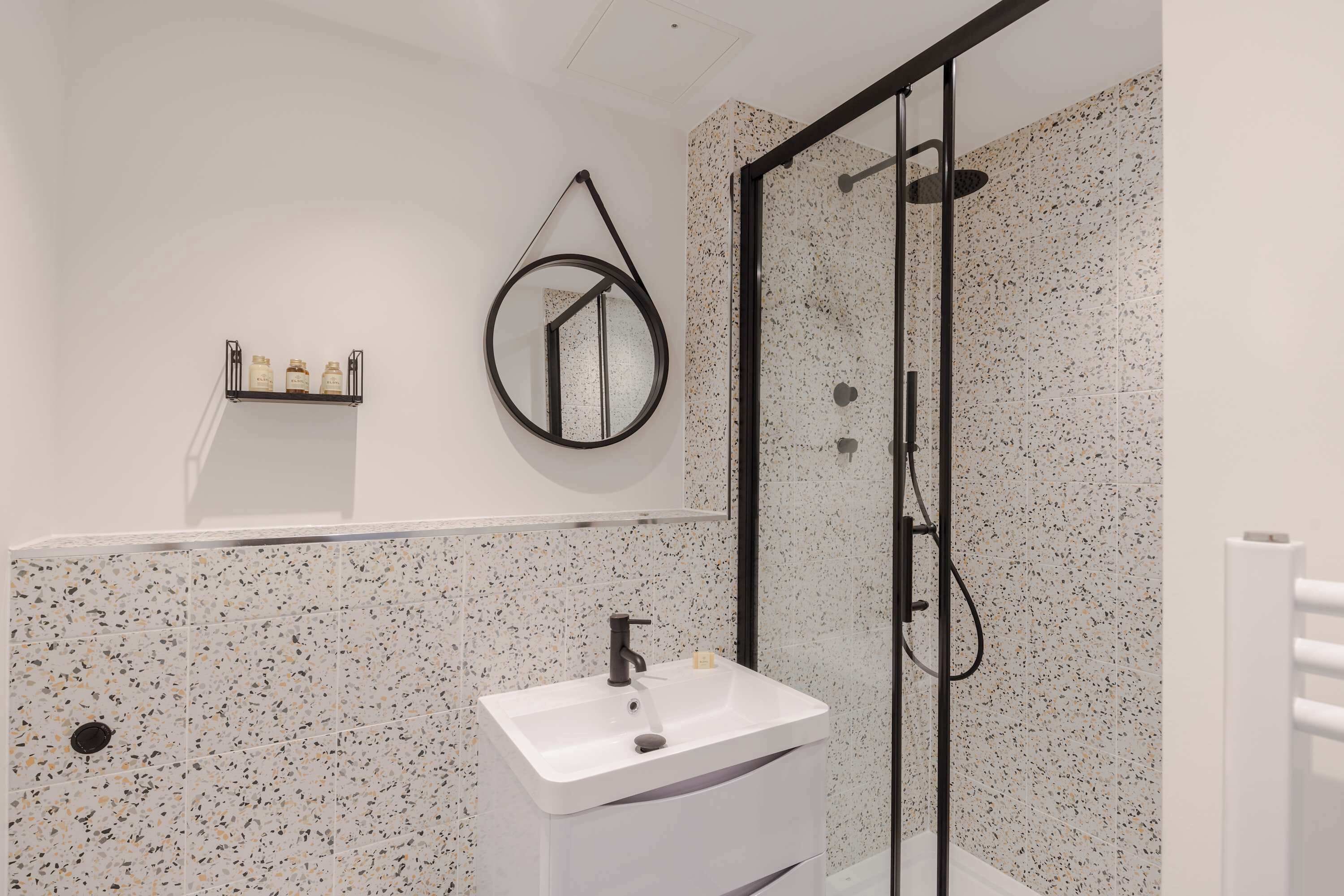 Departamento, 1 cama King size y sofá cama, no se aceptan mascotas, vista a la ciudad (Foley St 3) | Baño | Toallas 