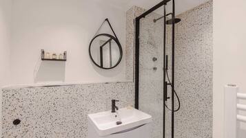 Departamento, 1 cama King size y sofá cama, no se aceptan mascotas, vista a la ciudad (Foley St 3) | Baño | Toallas