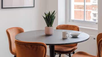 Departamento, 1 cama King size y sofá cama, no se aceptan mascotas, vista a la ciudad (Foley St 3) | Restaurantes
