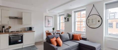 Apartment, 1 King-Bett und Schlafsofa, Haustiere nicht gestattet, Stadtblick (Foley St 3) | Wohnbereich