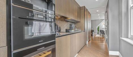 Apartment, 1 King Bed with Sofa bed, Patio, City View (Bateman St 13, 3) | Private kitchen