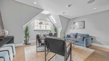 Leilighet, 1 kingsize-seng med sovesofa, terrasse, byutsikt (Bateman St 13, 3) | Oppholdsområde