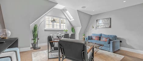 Apartment, 1 King-Bett und Schlafsofa, Terrasse, Stadtblick (Bateman St 13, 3) | Wohnbereich