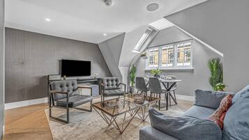Appartement, 1 kingsize bed met slaapbank, patio, uitzicht op stad (Bateman St 13, 3) | Woonruimte