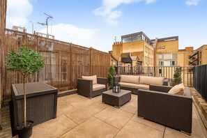 Apartemen, 1 Tempat Tidur King dengan tempat tidur Sofa, patio, pemandangan kota (Bateman St 13, 3) | Teras/patio