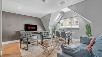 Leilighet, 1 kingsize-seng med sovesofa, terrasse, byutsikt (Bateman St 13, 3) | Oppholdsområde