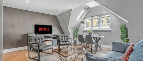 Apartment, 1 King Bed with Sofa bed, Patio, City View (Bateman St 13, 3) | Living area