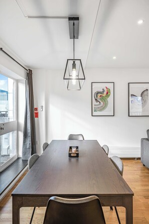 อพาร์ทเมนท์, หลายเตียง, ลานระเบียง, วิวเมือง (Berners St 21, 6) | ร้านอาหาร