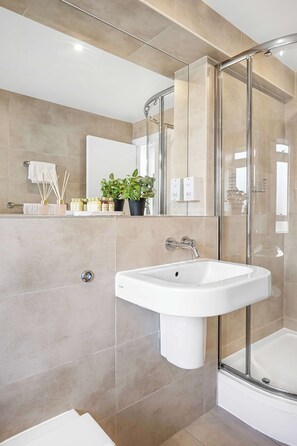 Apartment, Multiple Beds, Patio, City View (Berners St 21, 6) | Bathroom - Lumina House - Fitzrovia - by Frankie (London)