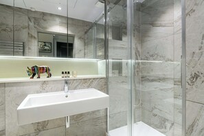 Apartment, 1 King Bed with Sofa bed, Kitchen (Broad Court) | Bathroom - The Chambers - Covent Garden - by Frankie (London)