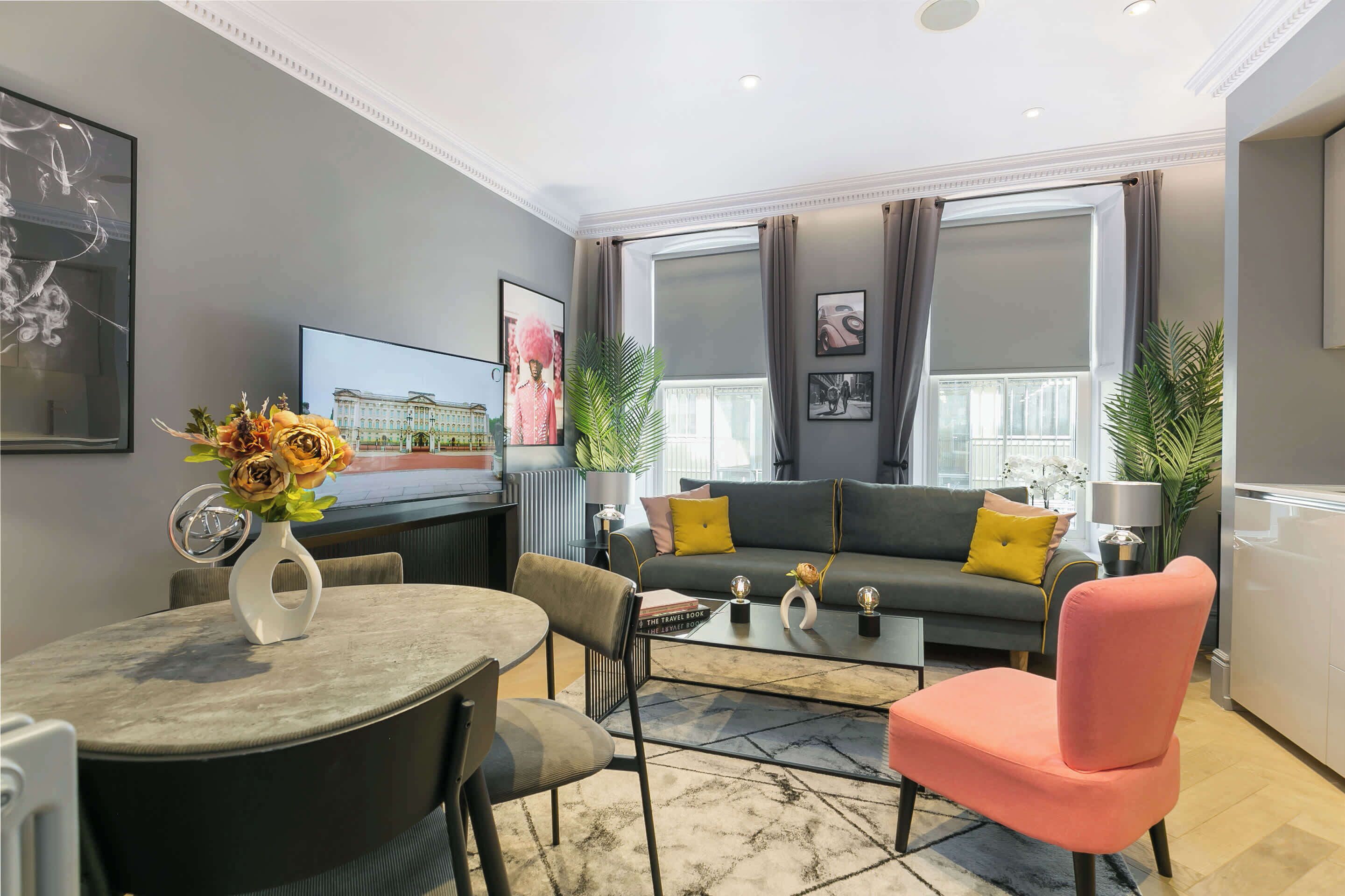 Apartment, 1 King Bed with Sofa bed, Kitchen (Broad Court) | Living area