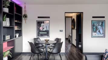 Appartement, 1 tweepersoonsbed met slaapbank, patio, uitzicht op stad (Old Compton 4) | 1 slaapkamer