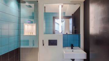 Appartement, 1 tweepersoonsbed met slaapbank, patio, uitzicht op stad (Old Compton 4) | Badkamer | Handdoeken