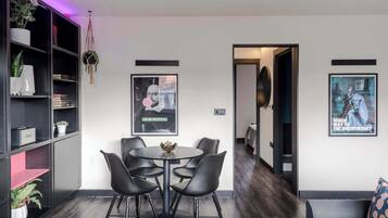 Appartement, 1 tweepersoonsbed met slaapbank, patio, uitzicht op stad (Old Compton 4) | Dineren