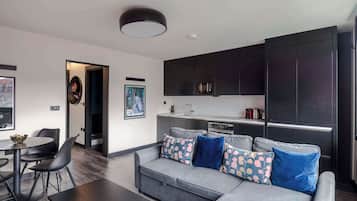 Appartement, 1 tweepersoonsbed met slaapbank, patio, uitzicht op stad (Old Compton 4) | Woonruimte