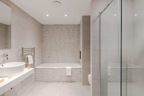 Apartment, Multiple Beds, Kitchen, City View (Sandra House 5) | Bathroom - The Eyre Suite Five - Farringdon - by Frankie (London)